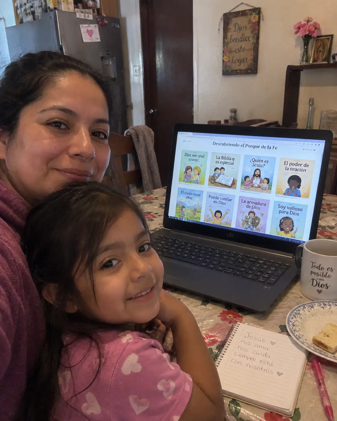 Mamá e hija frente a la biblioteca digital en una computadora