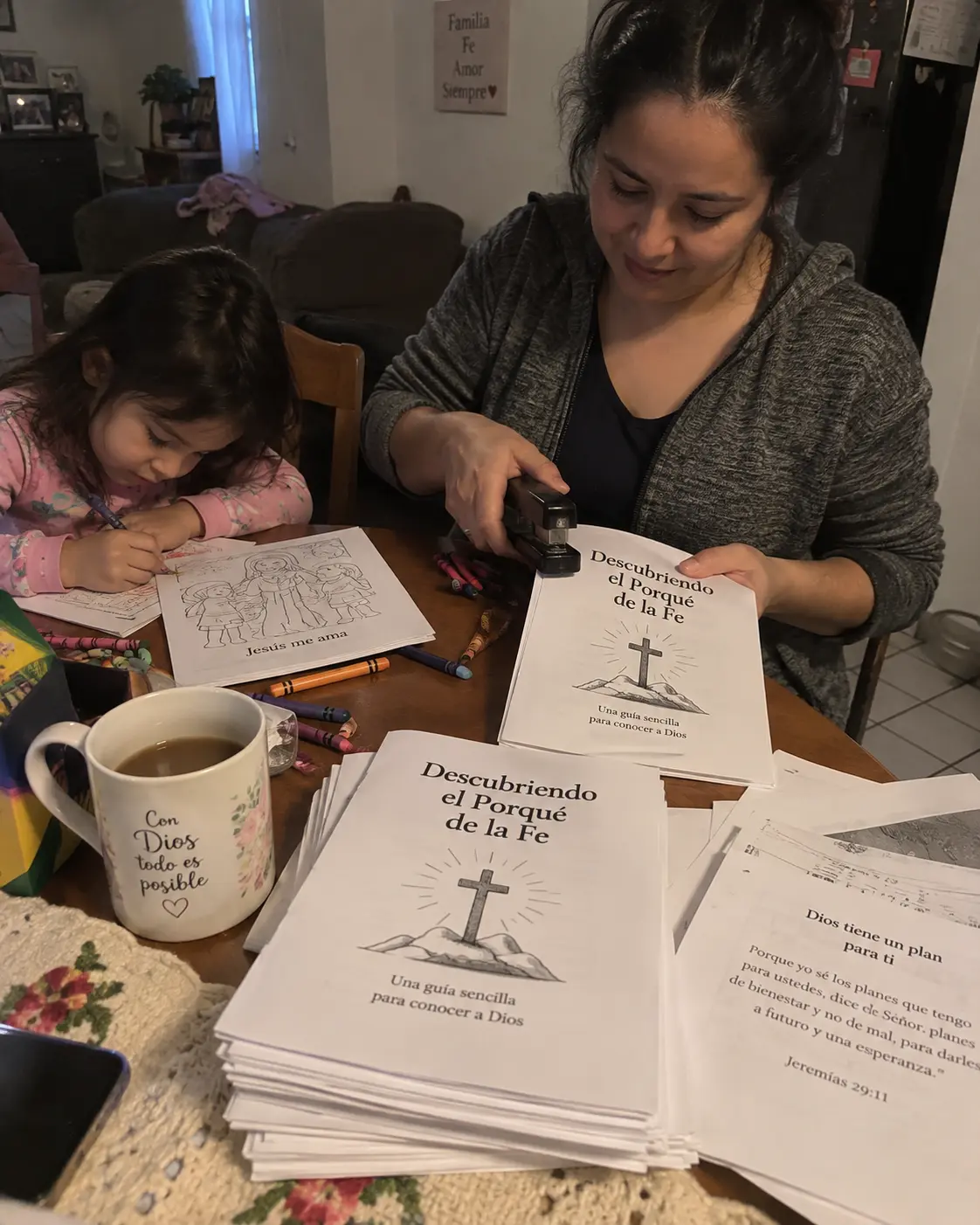 Mamá preparando el material mientras su hija realiza una actividad