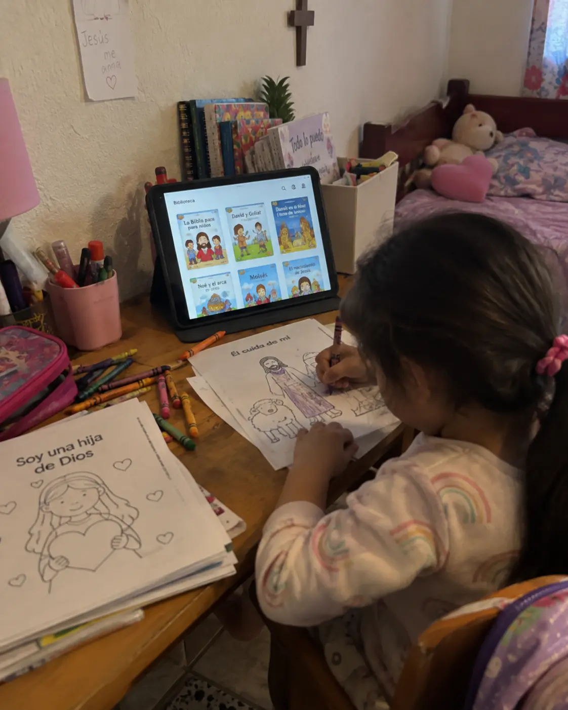 Niña coloreando una actividad junto a la biblioteca digital
